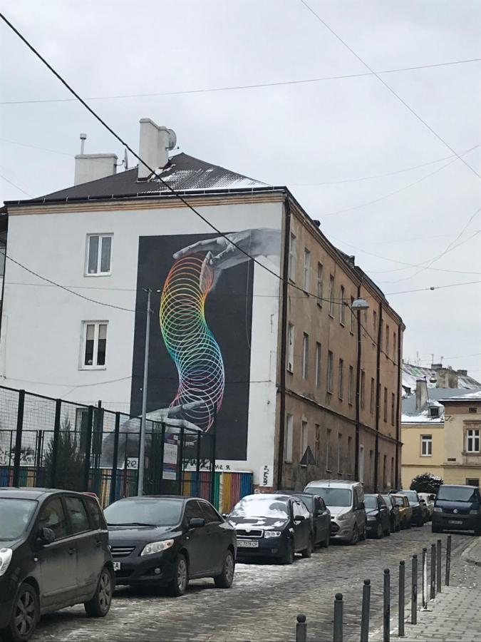 центр міста In The Center Of поруч громадська парковка *